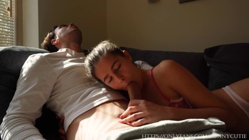 A mostoha húgicám egy igazi szopós kéjnő mert szereti lecumizni a méretes cerkám Thumb