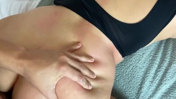 Bevadult hatalmas mellű mostoha anyuka felizgatja a kölykét és bekapja a farkát Thumb