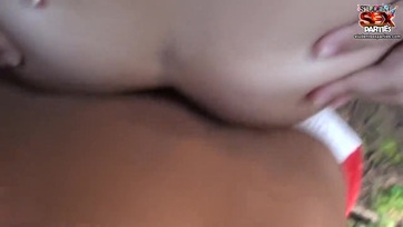 Fiatal szerelmespár szeretkezése az anyatermészetben Thumb