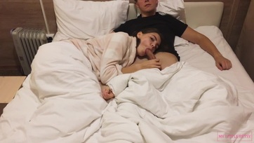 Kedves tini suna egy nyugtató furulyázással lepi meg a férjét filmezés közben Thumb