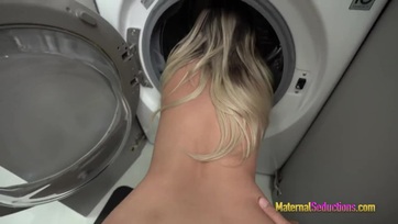 Leráncigáltam a bugyogóját és lebasztam a nagy mellű mostoha anyucimat miután beszorult a mosógépbe Thumb