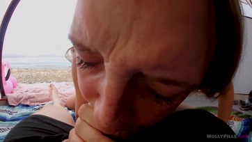 Egyetemista lotyó nyílvánosan lecidázza és megmássza a pasija szerszámát Thumb