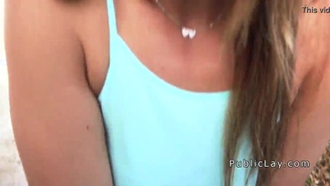 Kerekseggű barnabőrű leányzó szopogatja a brokimat nyílvános helyen Thumb