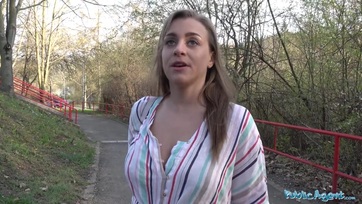 Fiatal fiatal leányzó gázsiért szexel a téren Thumb