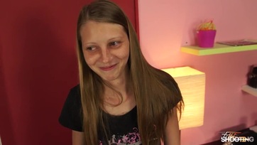 A karcsú fiatal csajszi tisztára begerjedt midőn megpillantotta a csávó termetes brokiját Thumb