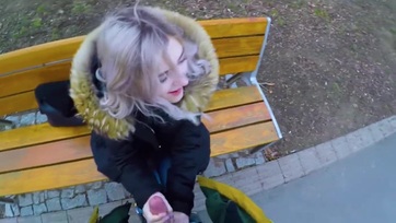 Fiatal 18 esztendős tini csaj stekszért szopikál a téren Thumb
