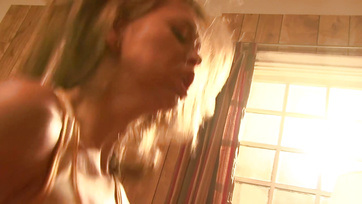 Kapja a giganagy virslit a forró nunájába és a lucskos nedűt a pofikájába Thumb