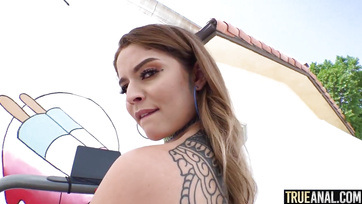 Tetkós tini ribanc brutálisan fingón kuffantva Thumb