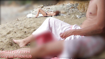 Tini bula kiveri a pajkos pasinak a vízparton Thumb