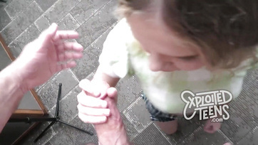 Tündéri szőkehajú cica lecsekkolta magát egy pornó casting-en Thumb