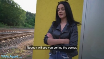 Becserkészte a gyönyörű fruskát az utcán és egy kis suskáért cserébe ledughatta a gigáján a répáját Thumb