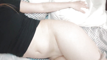 A mostoha lányom beragadt az ágyba úgyhogy vadul szétbasztam a borotvált vagináját Thumb