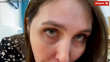 Odanyújtotta a mostoha mamija szájacskájához a pöcsét a szeximádó fiúcska aztán brutálisan meg is reszelte Thumb