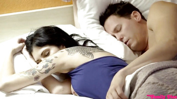 Megkefélte a szajhás mostoha húgocskáit a vakáción a szeximádó fiúcska Thumb