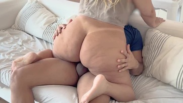 Egy kis cumikázás után felcsücsült a gigantikus picsájával a mostohafiacskája péniszére a latin anyu Thumb