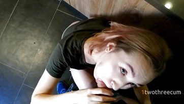 A főzőhelyiségben döngette meg a kívánnivaló hölgyikét a keményfaszú haverja Thumb