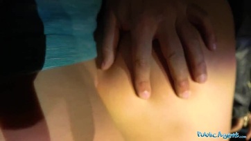 Egy kis lóvéval rászedte az anonim ügynök a nagy dudájú pesti bigét hogy megdughassa a vagináját Thumb