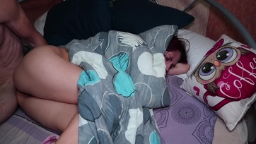 A mostohaapukám összekevert az anyucimmal így hát szerteszét kettyintette a fenekemet és megturkálta a muffocskámat Thumb