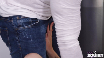 Csábító kis fiatal ribi fröcsköl a punijával mialatt a pali kutakodik benne Thumb