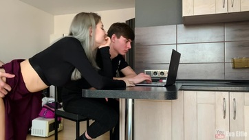 A bula fiúja mellett döngölte szanaszéjjel a kis maca pinácskáját és tüzelte össze az ennivaló arcát Thumb