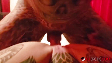 Szétvarrt cafka eseng a péniszért mialatt nyalogatják a szaftos puncikáját Thumb