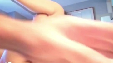 Egy igazi amatőr iskolás tyúk akit szerteszét flexeltek a robusztus cerkájú palik Thumb