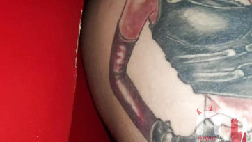 Lecidázta és megbaszatta a szőrös puncikáját a túloldalon lévő idegen fiúval Thumb