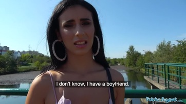 Elfogadta a kápét a bögyös moldáv szexbomba és elment egy numerára az utca ügynökkel Thumb