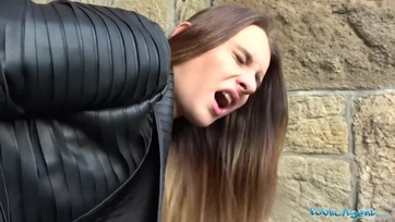 Konfirmálta a kecses tini bula hogy az ismeretlen ügynök delláért megfarkalhassa a sunáját Thumb