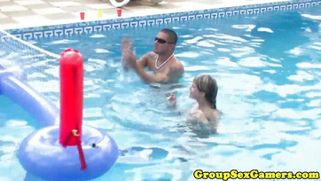 Ezek a szexi magyar luvnyák szívesen dugnak a haverjaik előtt Thumb