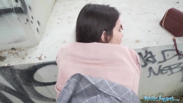 Az eszméletlenül tüneményes gimis suna a szabad levegőn kapta be az ismeretlen ügynök bazinagy pajszerét Thumb