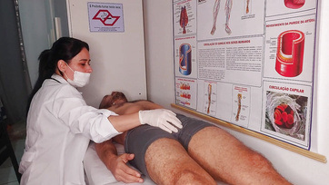 A cukimuki szakképzett ápolónő nem ijedt meg hanem vidáman leszívta a kliense acélos faszát Thumb