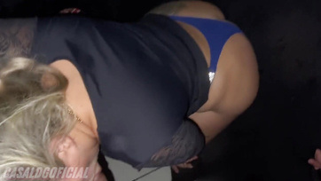 A dicsőség lyukon át cidázta le az idegen faszik répáját nagypicsájú milf hölgyecske Thumb