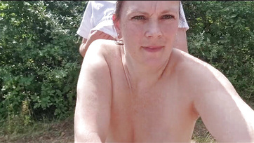 Az egyik kuncsaftjával töcskölt egy óriásit a természetben a molett nőci Thumb