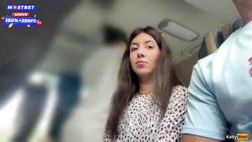 Átült mellém az anonim bébi a buszon hogy megrángassa az eres péniszemet Thumb