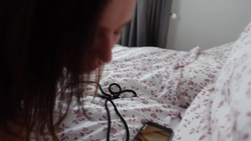 Megkuksiztam a perverz mostoha húgocskámat maszturbálás közben és beraktam a faszomat a fingójába Thumb